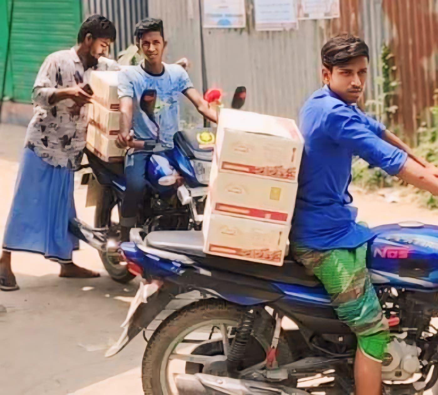 ইফতার সামগ্রী বিতরণ